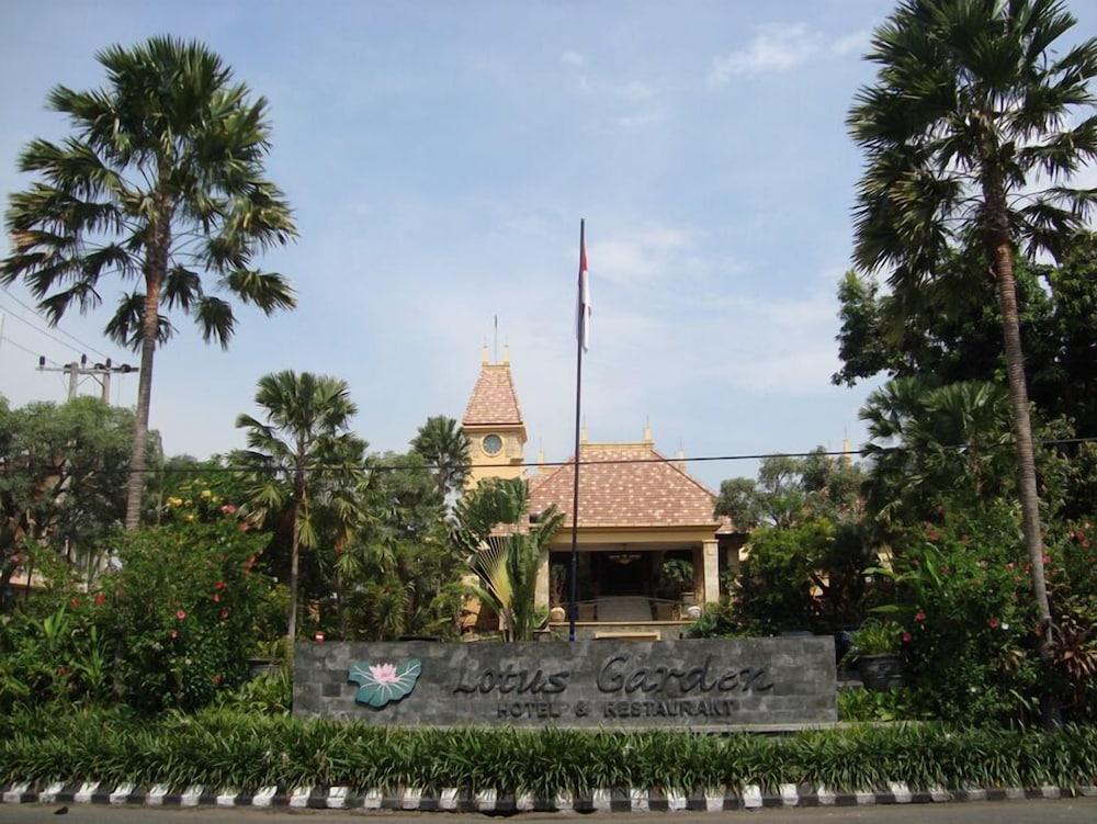 Lotus Garden Hotel Kediri  Extérieur photo