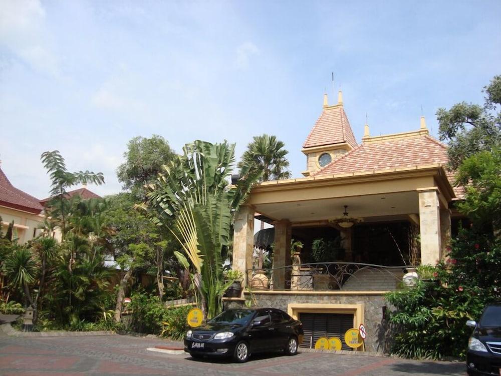 Lotus Garden Hotel Kediri  Extérieur photo