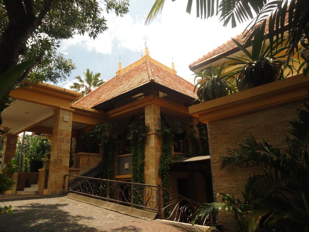 Lotus Garden Hotel Kediri  Extérieur photo