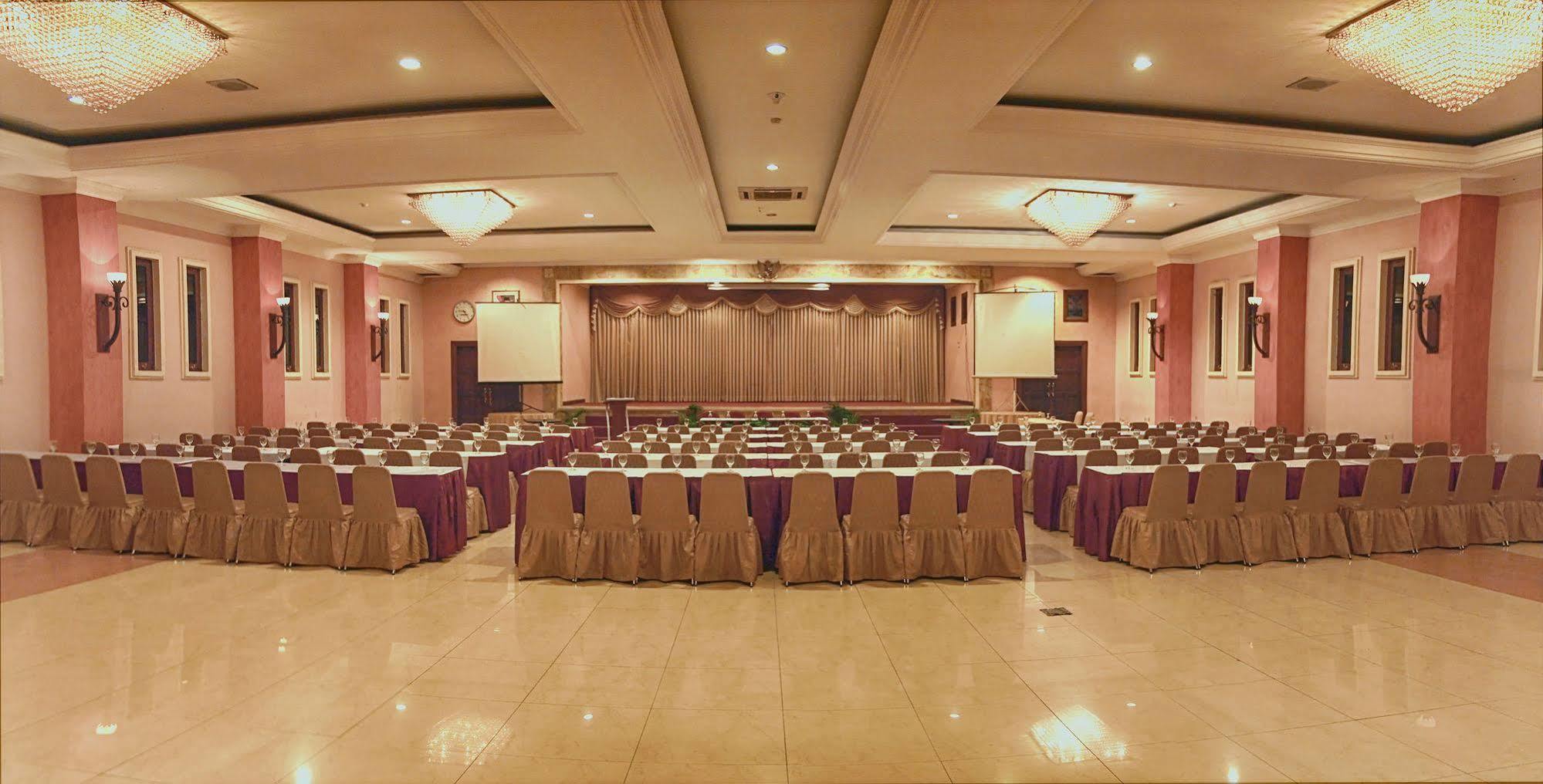 Lotus Garden Hotel Kediri  Extérieur photo
